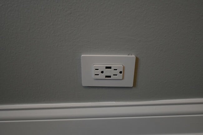 Building Photo - 2739 W Glenlake Ave