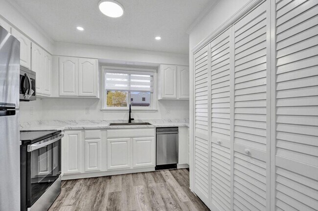 Building Photo - 229 SW 1st Ave