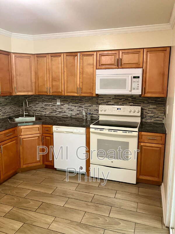 Building Photo - 585 Wrensong Rd