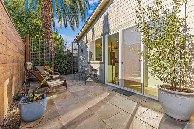 Building Photo - 402 Haydon St