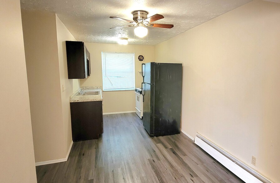 Kitchen / Eat in area - 2936 W McMicken Ave