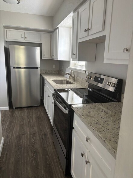 Building Photo - 2711 Clayton Dr NW
