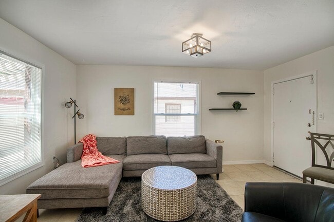 Building Photo - 502 W Roma Ave