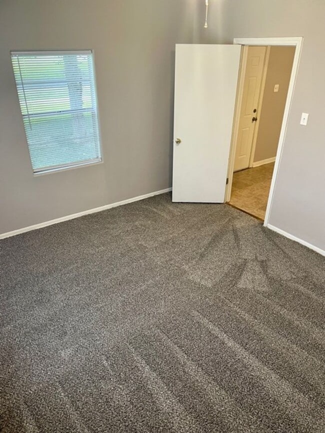 Building Photo - Mid August Move In