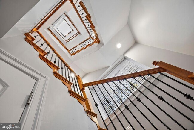 Building Photo - 900 Valencia Ct