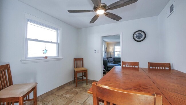 Building Photo - 410 N Mansfield Ave