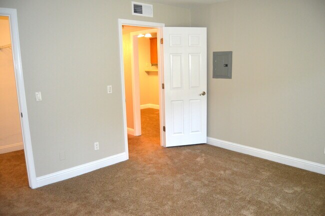 Building Photo - MOVE IN READY!! 1 Bedroom 1 Bath in Villa Borgata