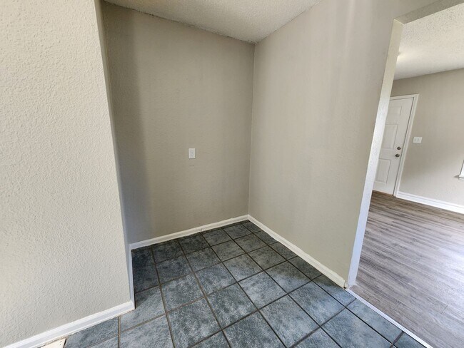 Building Photo - Spacious 2-Bedroom, 1-Bathroom Home AVAILABLE NOW!!