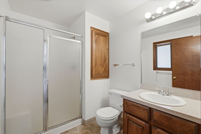 Building Photo - Sweet and spacious home in Beaverton with a garage and large fenced yard available now!
