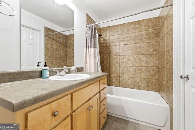 Building Photo - 205 Pineview Dr