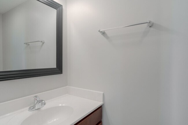 Building Photo - 3 Bed, 3.5 Bath 2 Story Townhouse | 06/12/...