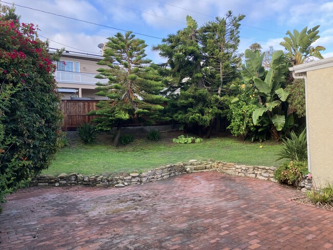 Large fenced backyard - 150 Calle de Andalucia