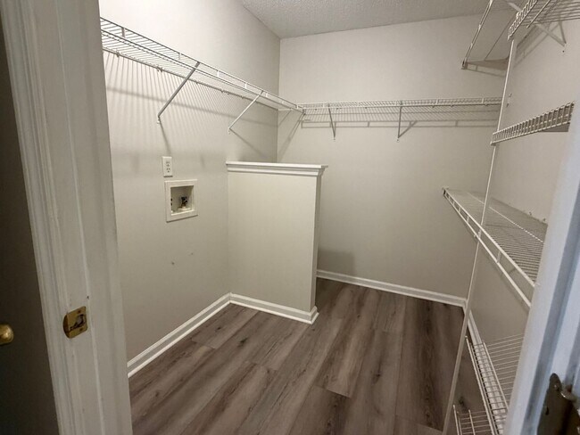 Building Photo - 2BR 2BA No Carpet