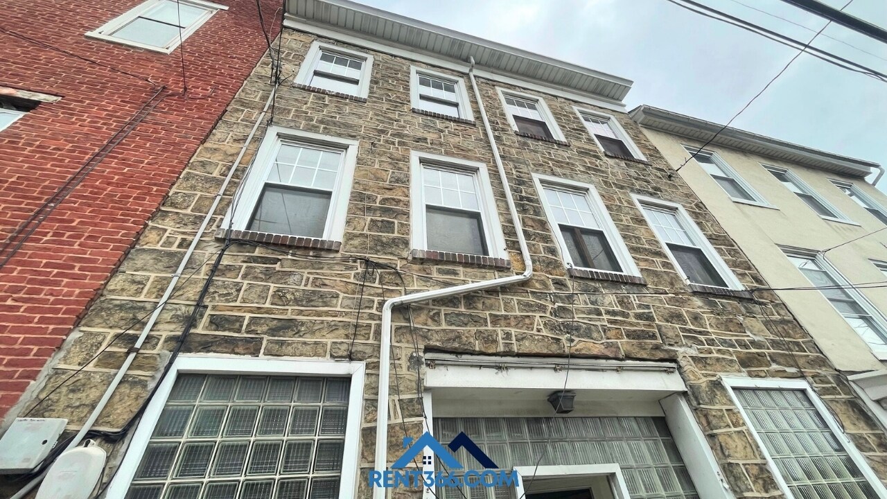 Building Photo - 403 E Norwegian St