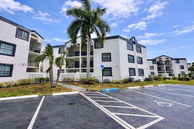 Building Photo - 9731 Fontainebleau Blvd