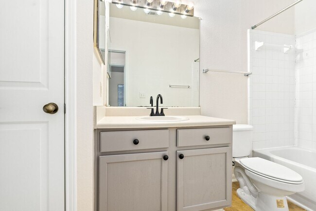 Building Photo - 447 W Longleaf Dr