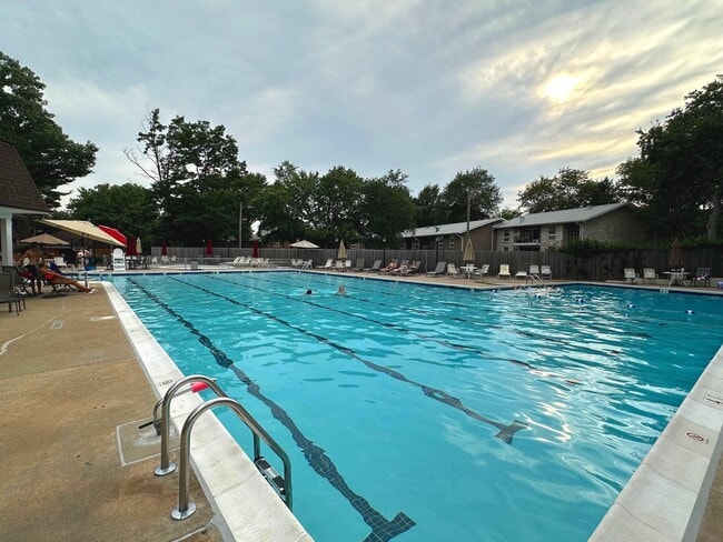 Building Photo - 411 Hampton Ct