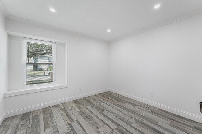 Building Photo - 16906 Rolling Acres Dr