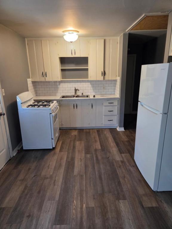 Building Photo - 202 E 7th St