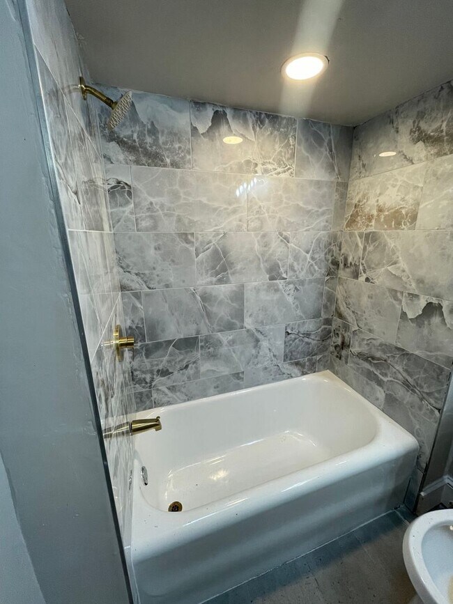 Building Photo - Spacious 3BR Rental with Finished Walk-Out Basement in Philadelphia