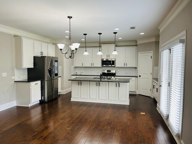 Building Photo - WOW! 5 bed, 4 full baths, brick exterior, ...