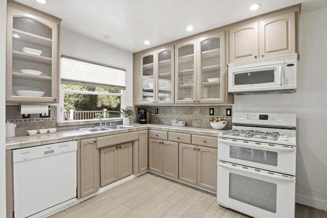 Building Photo - Charming 3BR Home with Bonus Room, Fireplace & Large Yard