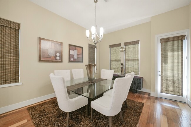 Building Photo - 5425 Hidalgo St