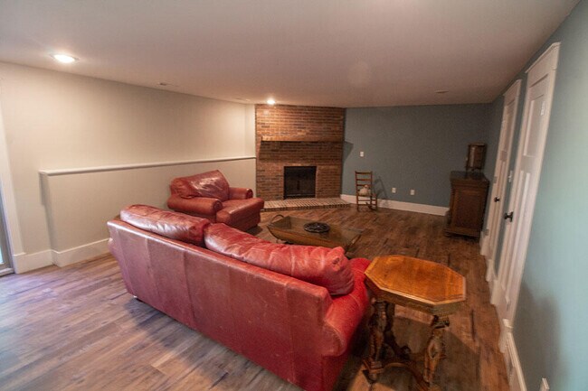 Building Photo - 3104 Oak Lawn Dr