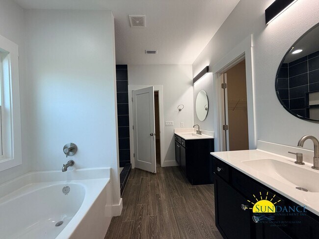Building Photo - Spacious 5-Bedroom Home in Northern Pines, Fort Walton Beach!