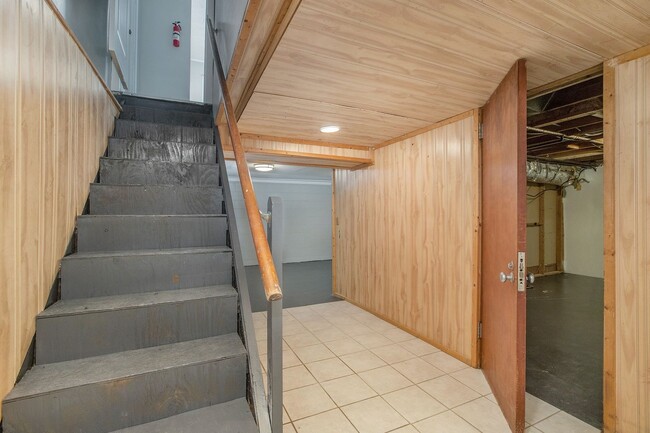 Building Photo - 2/1 Ranch Style Home