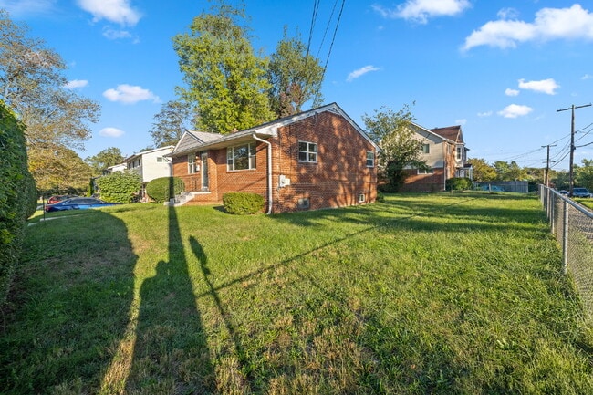 Building Photo - Convenient, Affordable and Updated!!.... Fenced 1/4 acre Yard, 3BR and walk-out basement.... Pets...