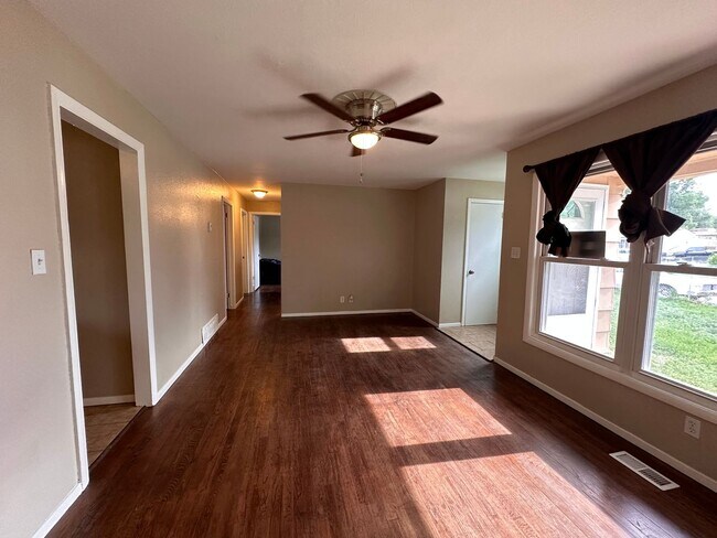 Building Photo - Main Level Living