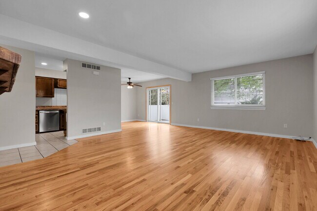 Building Photo - $2,600 - 3 Bed, 1.5 Bath Condo in Aurora w...