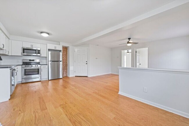 Building Photo - 44 Saratoga Ave