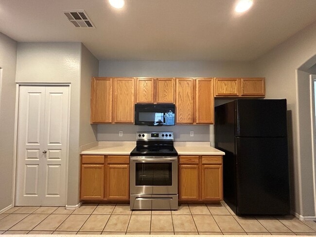 Building Photo - 955 E Knox Rd