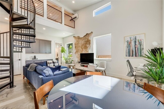 Building Photo - 2909 Oak Crest Ave