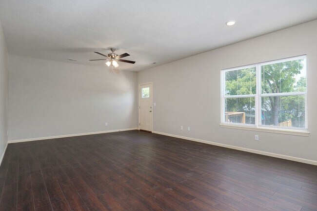 Building Photo - 1345 E Cherry St