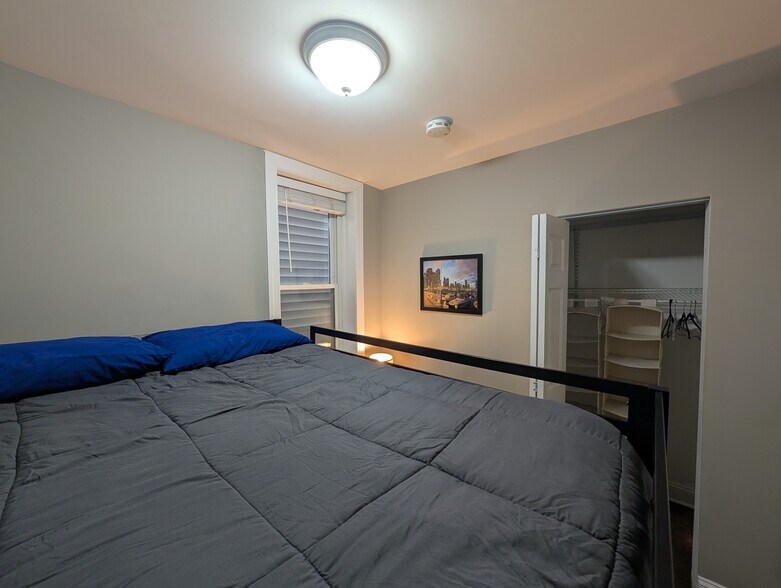 Building Photo - 1911 W Addison St