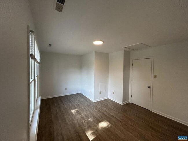 Building Photo - 943 Rives St