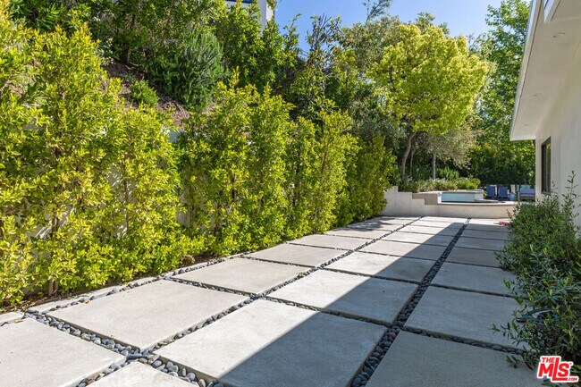 Building Photo - 2600 Zorada Dr