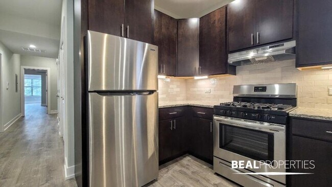 Building Photo - 3 bedroom in EVANSTON IL 60202
