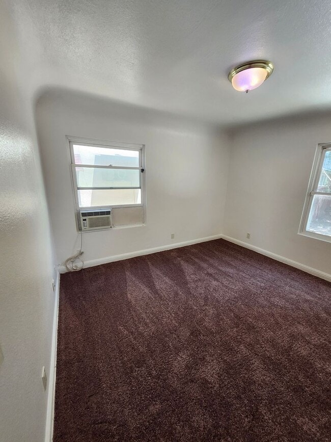 Building Photo - Charming Colonial-Style 2-Bedroom Home in ...