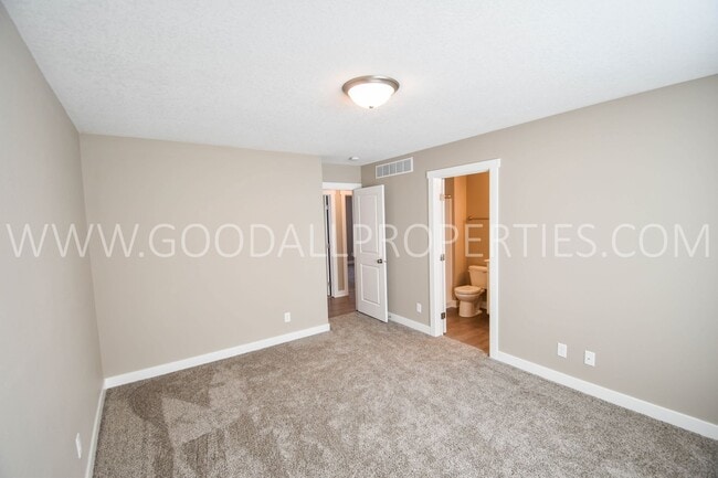 Building Photo - 4 Bed 2.5 bath Ranch with Finished Basement!