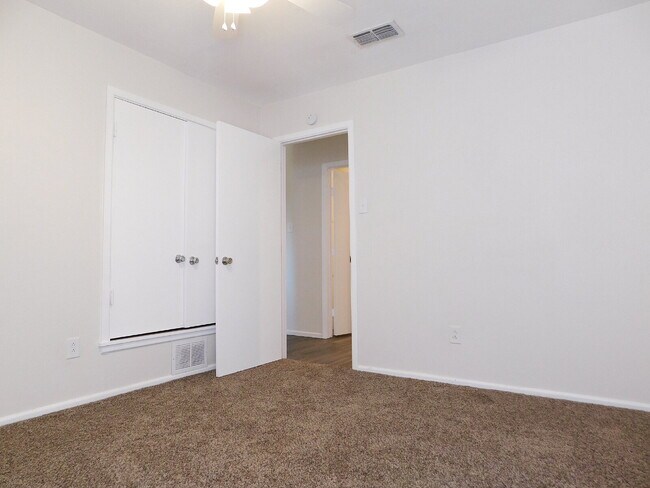 Building Photo - Spacious Home