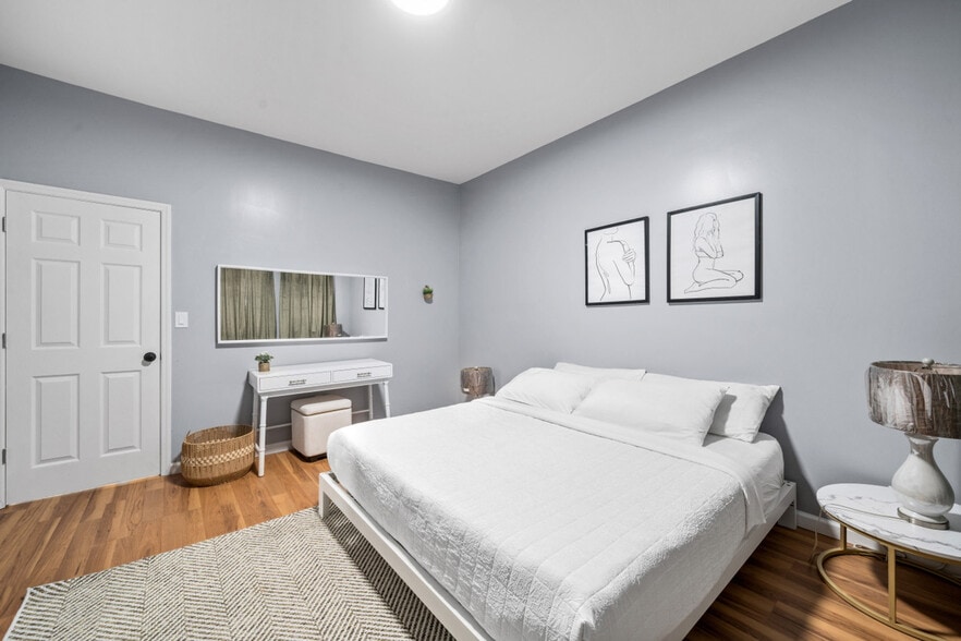 Building Photo - 20 W 48th St