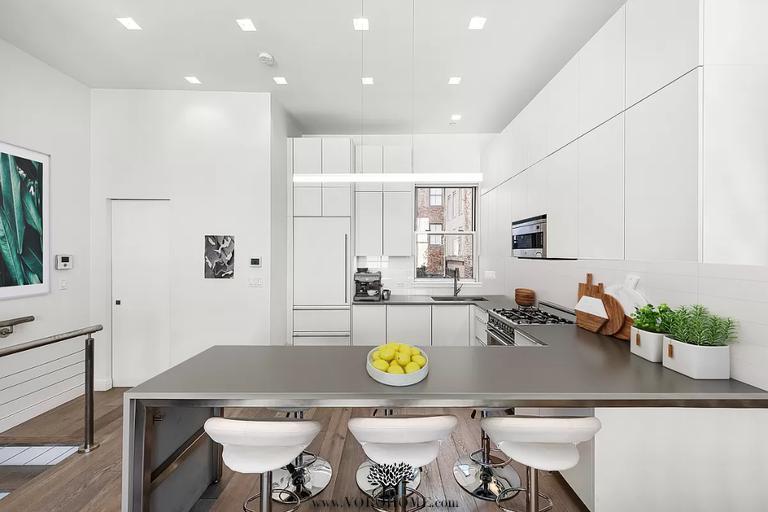 Building Photo - 136 Beekman St