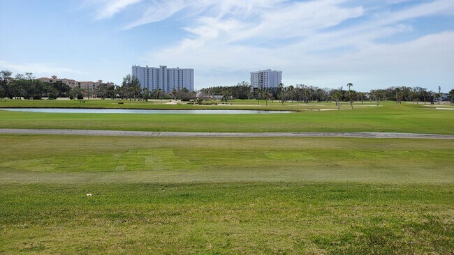 Building Photo - Seasonal/short term renovated 3/3 villa with golf course views on Longboat Key!