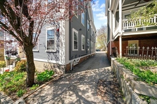 Building Photo - 22 Halsey St
