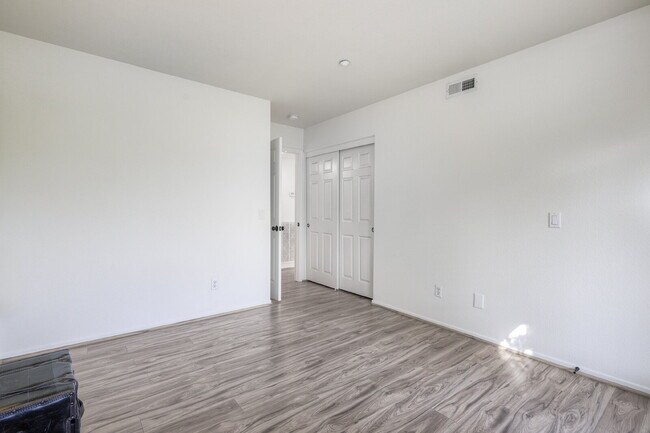 Building Photo - Highland Ranch Spring Valley 2-story 3 bd / 3.5 ba Home w Garage, Yard + MORE!