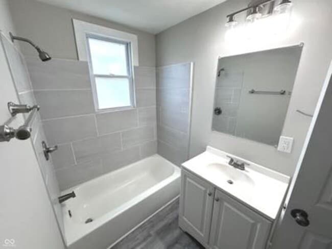 Building Photo - 1049 S Sheffield Ave